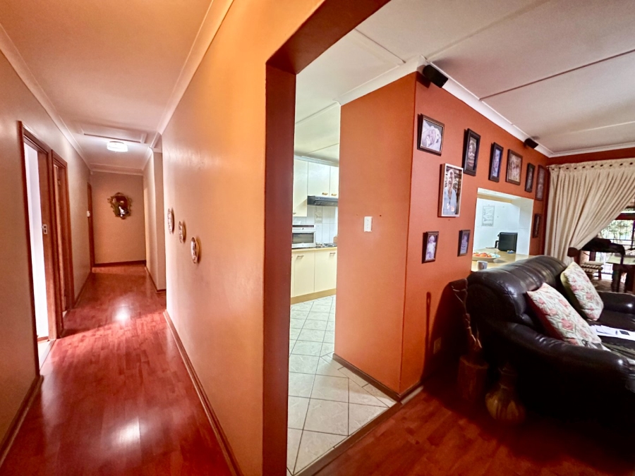 4 Bedroom Property for Sale in Glen Barrie Western Cape